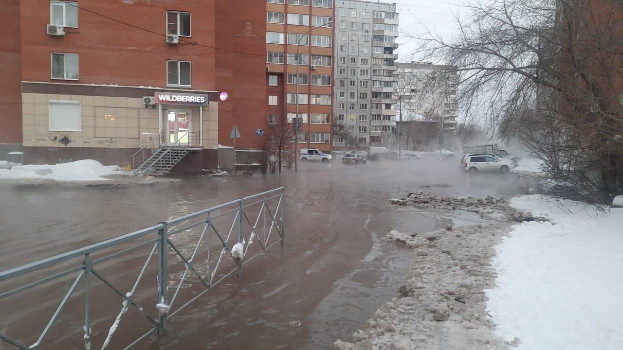 Фото Крупная коммунальная авария на левом берегу Новосибирска: потоп, пробки и холод — фото 2